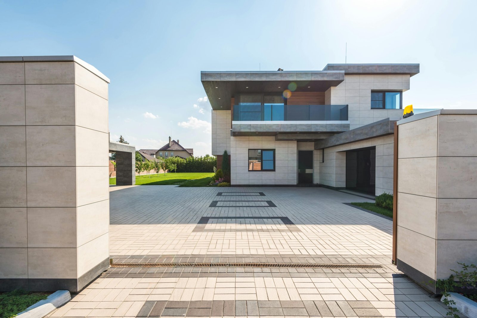 Maison moderne blanche avec balcon