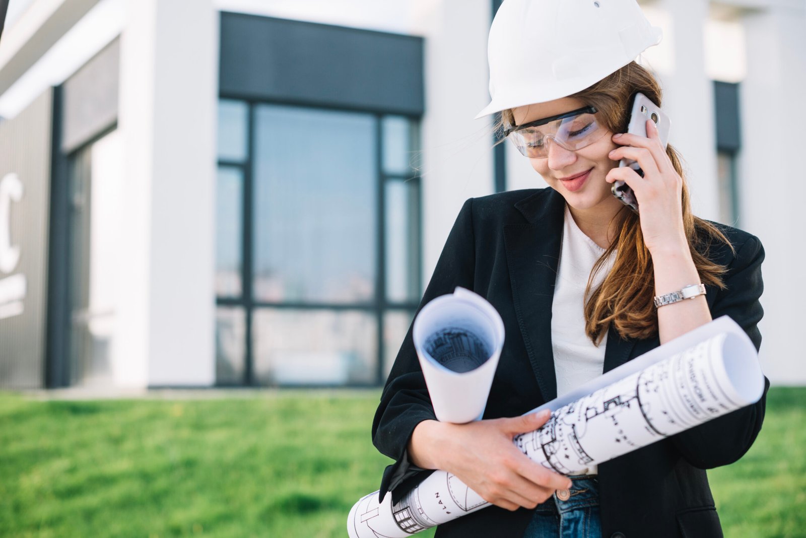 Secrétaire qui renseigne un client par téléphone